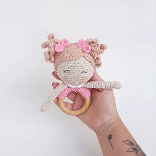 Mordedor Chocalho Boneca Amigurumi Crochê