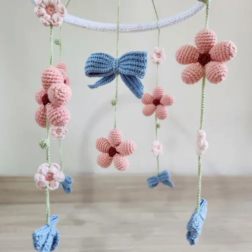 Mobile de Berço Flores e Laços Amigurumi Crochê
