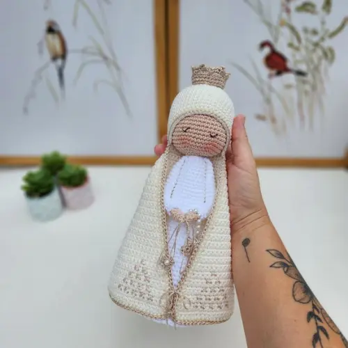 Nossa Senhora de Crochê Alongada Amigurumi Santinha