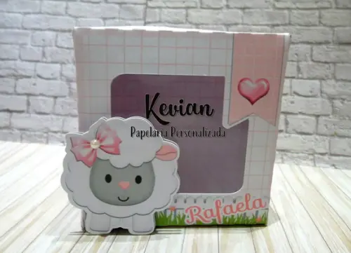 Caixinha com Visor e aplique Scrap - Ovelhinha Rosa