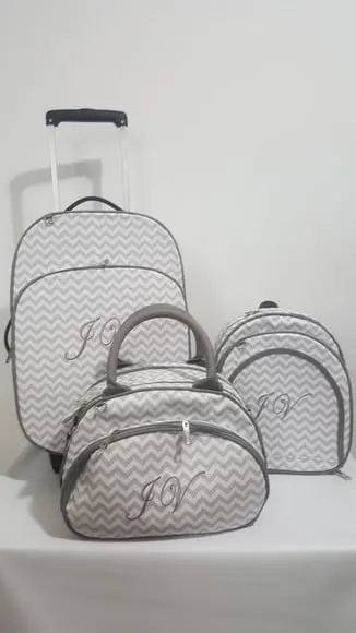 kit contendo mala de rodinha, bolsa passeio G e mochila G