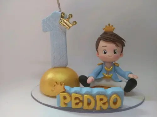 Topinho de bolo de biscuit príncipe encantado