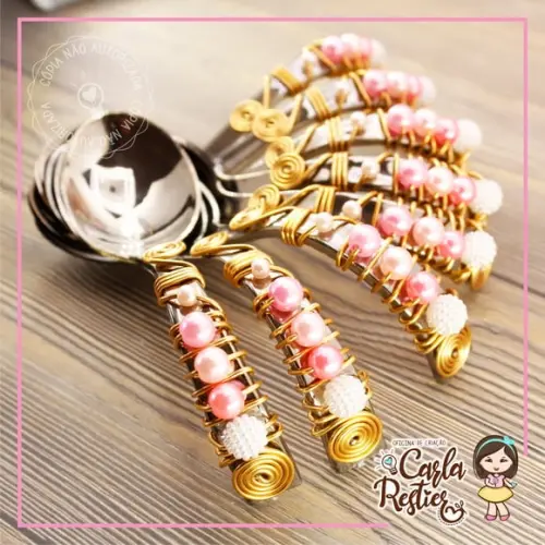 Colher Curvada Decorada Rosa e Pérola