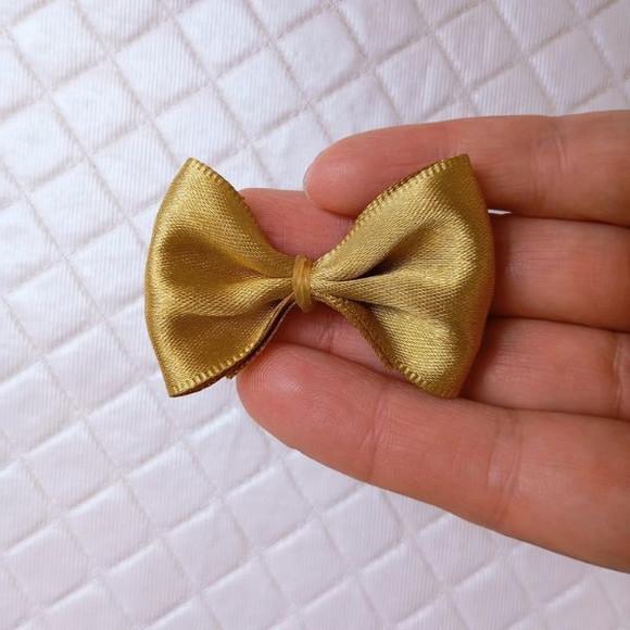 Laços de Cetim Dourado com Joaninha