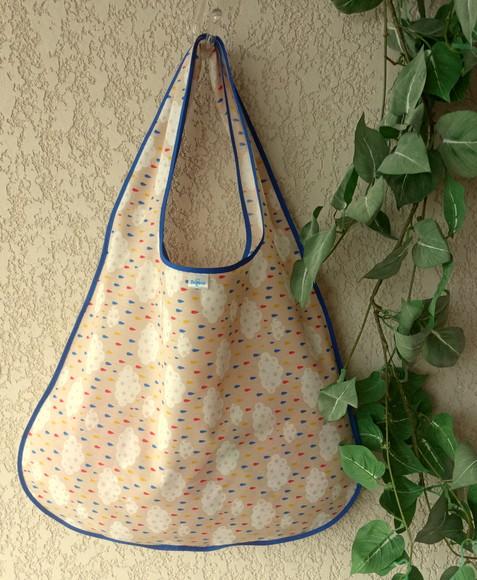 Bolsa Sacola em Tecido Beguis Creme e Nuvens Gotas Coloridas