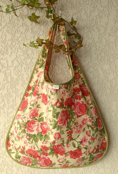 Bolsa Sacola em Tecido Beguis Creme e Rosas
