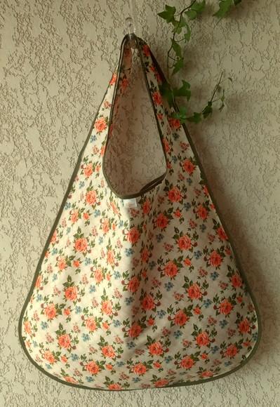Bolsa Sacola em Tecido Beguis Creme e Mini Rosas Laranjas