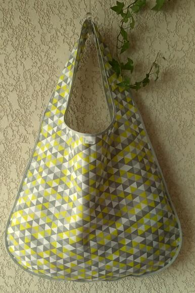 Bolsa Sacola em Tecido Beguis Amarelo Cinza Triangulos