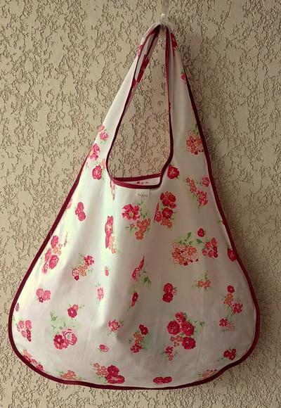 Bolsa Sacola em Tecido Beguis Branca Flores Vermelhas