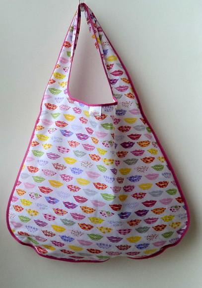 Bolsa Sacola em Tecido Beguis Branca e Bocas Coloridas