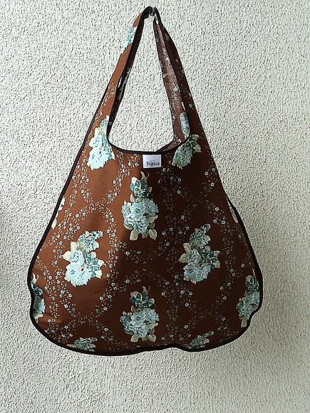 Bolsa Sacola em Tecido Beguis Marrom Flores Verdes