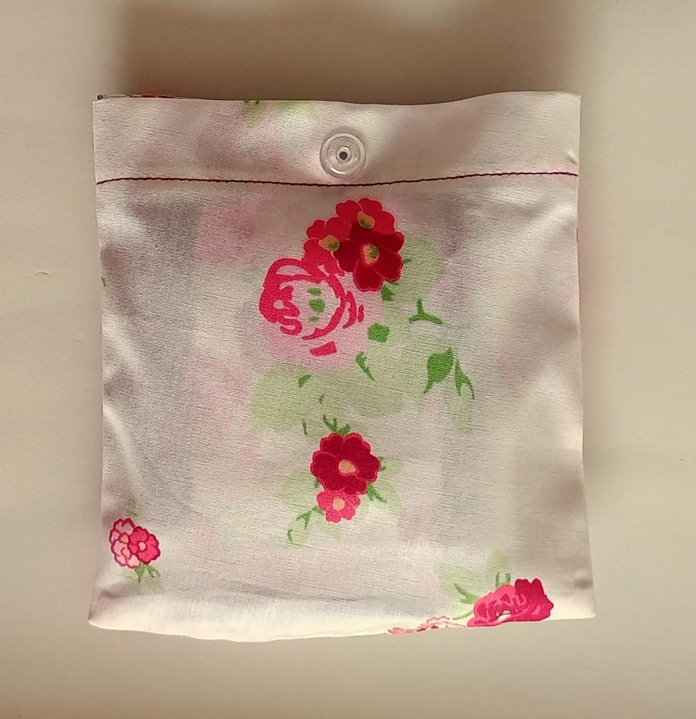 Bolsa Sacola em Tecido Beguis Branca Flores Vermelhas