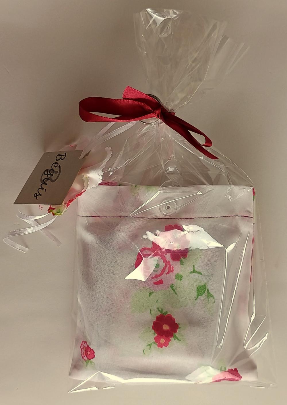 Bolsa Sacola em Tecido Beguis Branca Flores Vermelhas