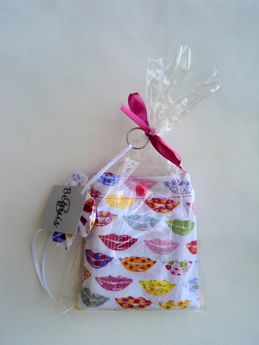 Bolsa Sacola em Tecido Beguis Branca e Bocas Coloridas