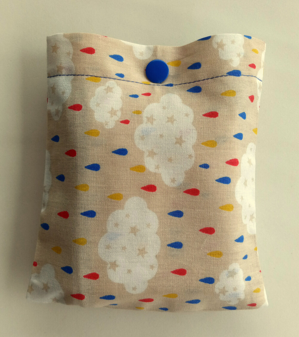 Bolsa Sacola em Tecido Beguis Creme e Nuvens Gotas Coloridas