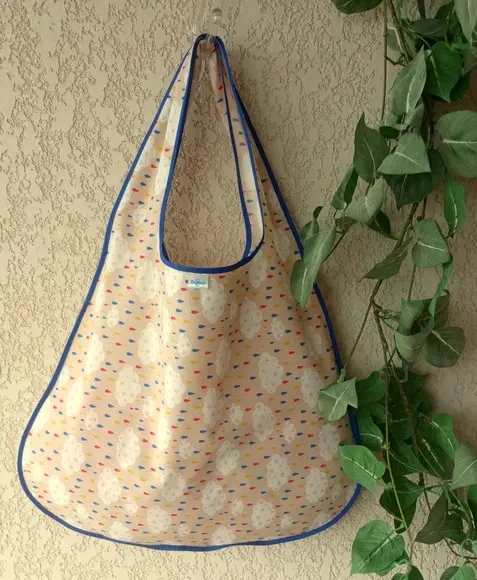 Bolsa Sacola em Tecido Beguis Creme e Nuvens Gotas Coloridas