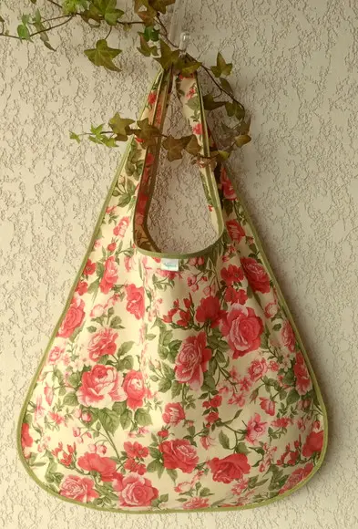 Bolsa Sacola em Tecido Beguis Creme e Rosas