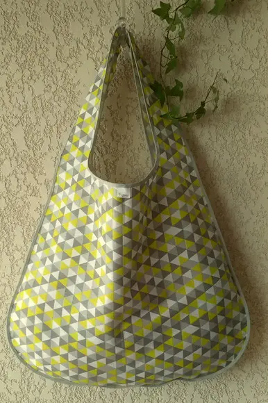 Bolsa Sacola em Tecido Beguis Amarelo Cinza Triangulos