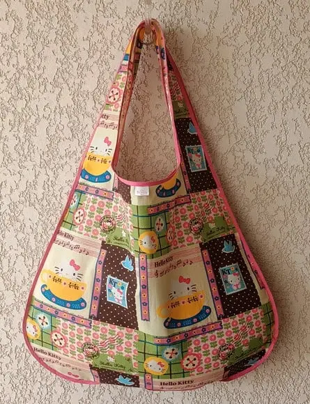 Bolsa Sacola em Tecido Beguis Colorida e Hello Kitty