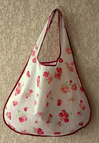 Bolsa Sacola em Tecido Beguis Branca Flores Vermelhas