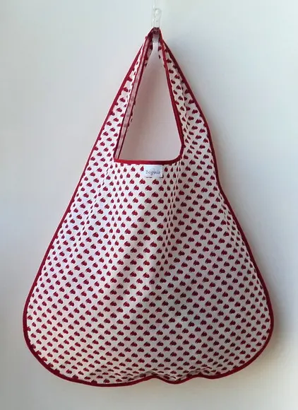 Bolsa Sacola em Tecido Beguis Branca e Coracoes Vermelhos