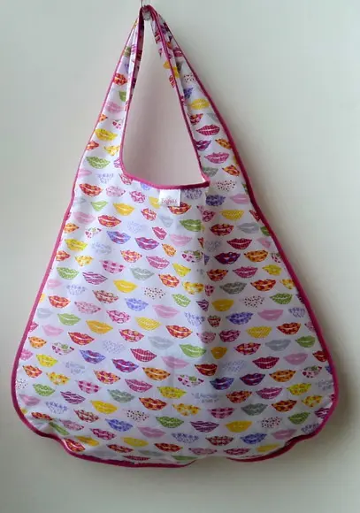 Bolsa Sacola em Tecido Beguis Branca e Bocas Coloridas