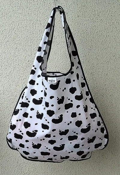 Bolsa Sacola em Tecido Beguis Branca com Manchas Pretas