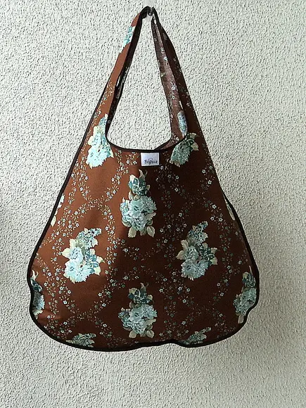 Bolsa Sacola em Tecido Beguis Marrom Flores Verdes