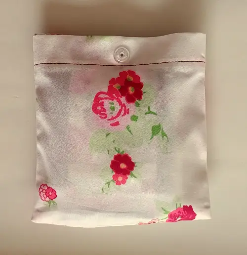 Bolsa Sacola em Tecido Beguis Branca Flores Vermelhas