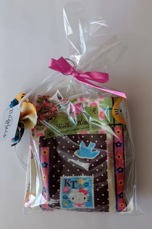 Bolsa Sacola em Tecido Beguis Colorida e Hello Kitty