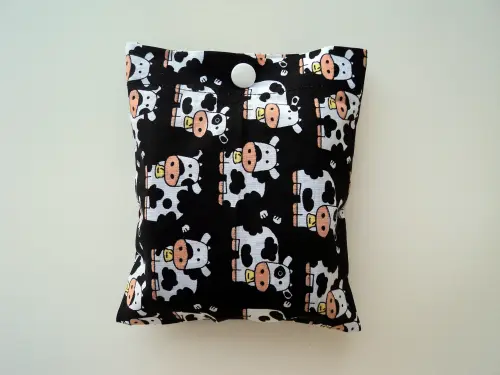 Bolsa Sacola em Tecido Beguis Preta Vacas