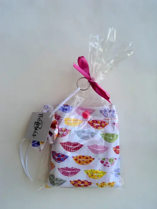 Bolsa Sacola em Tecido Beguis Branca e Bocas Coloridas