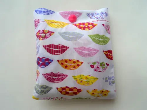 Bolsa Sacola em Tecido Beguis Branca e Bocas Coloridas