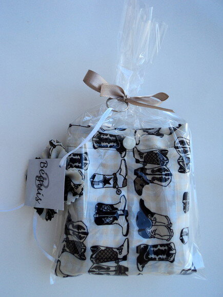 Bolsa Sacola em Tecido Beguis Creme e Botas Country