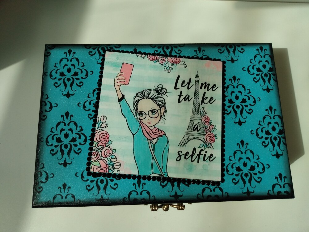 Caixa porta maquiagem em MDF - Menina Selfie - Azul