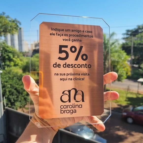 Placa de Mesa com Aplique Escovado Personalizada com Logo