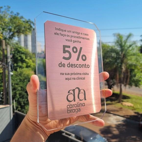 Placa de Mesa com Aplique Escovado Personalizada com Logo