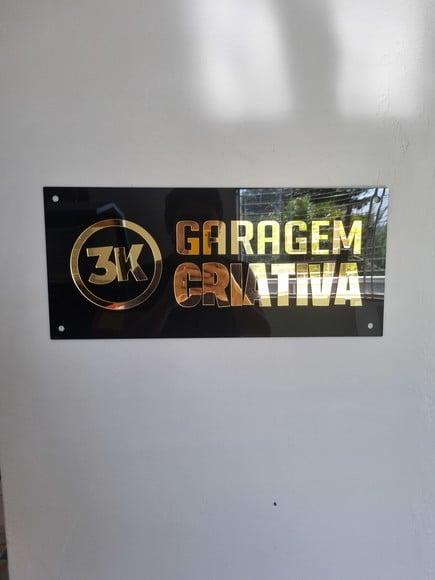 Placa com Logo em Acrílico Espelhado 45x20cm