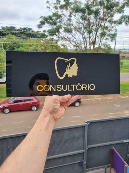 Placa com Logo em Acrílico Espelhado 40x15cm