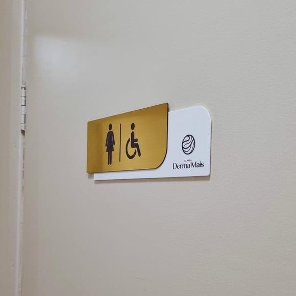 Placa com Logo Identificação Sala Banheiro Escovado 30x10cm
