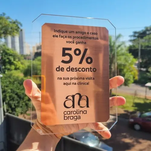 Placa de Mesa com Aplique Escovado Personalizada com Logo