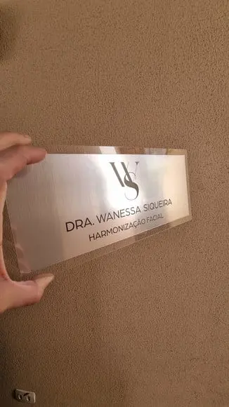 Placa Acrílico Identificação Porta Logo Abs Escovado 30x12cm