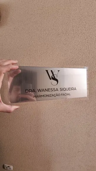 Placa Acrílico Identificação Porta Logo Abs Escovado 30x12cm