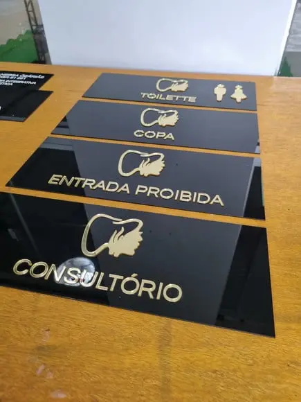 Placa com Logo em Acrílico Espelhado 40x15cm