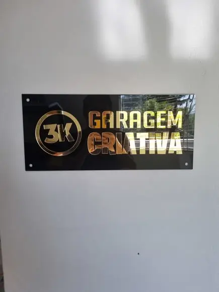 Placa com Logo em Acrílico Espelhado 45x20cm