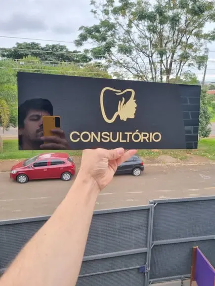 Placa com Logo em Acrílico Espelhado 40x15cm