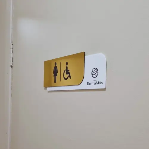 Placa com Logo Identificação Sala Banheiro Escovado 30x10cm