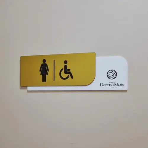 Placa com Logo Identificação Sala Banheiro Escovado 30x10cm