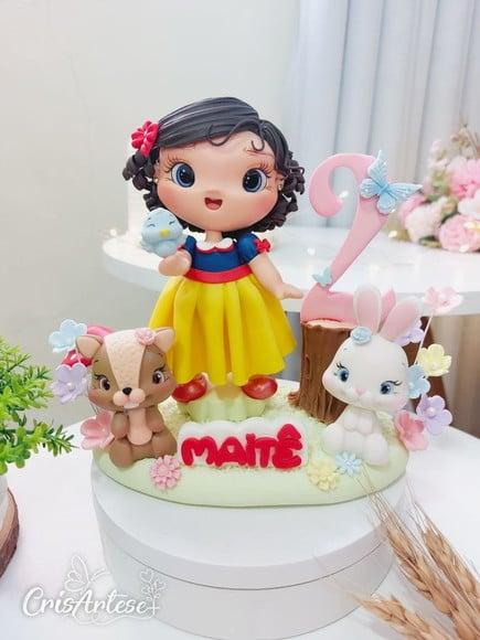 Topo de Bolo com Vela Branca de Neve em Biscuit