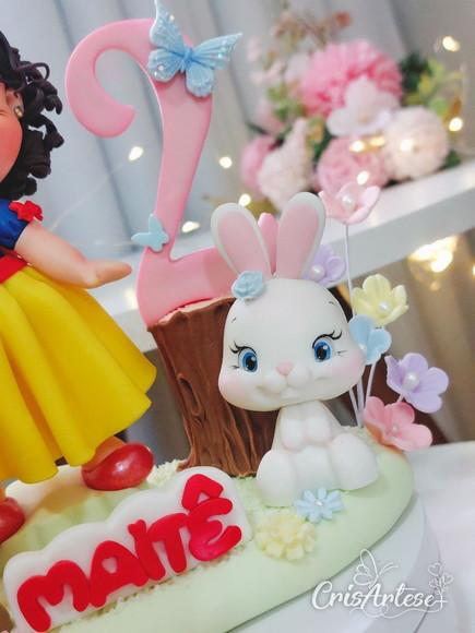 Topo de Bolo com Vela Branca de Neve em Biscuit